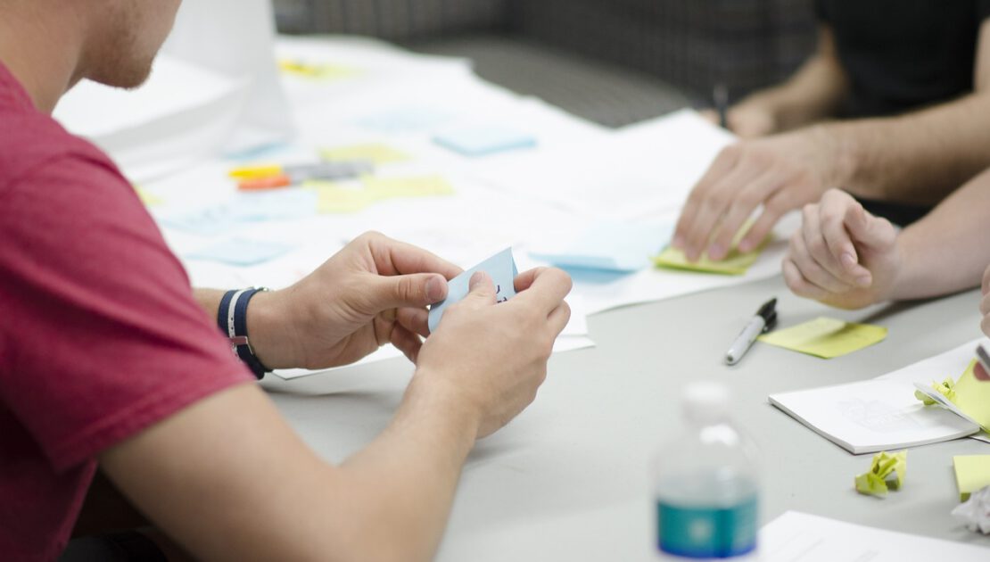 Sesión de coaching para equipos de alto rendimiento en una empresa