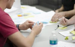 Sesión de coaching para equipos de alto rendimiento en una empresa