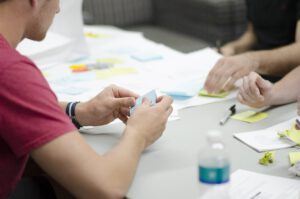 Sesión de coaching para equipos de alto rendimiento en una empresa